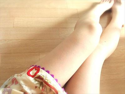 スカートを履く女性の足